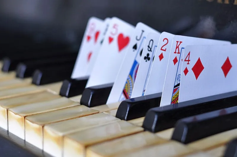 Burraco with 5 players: the rules of the game